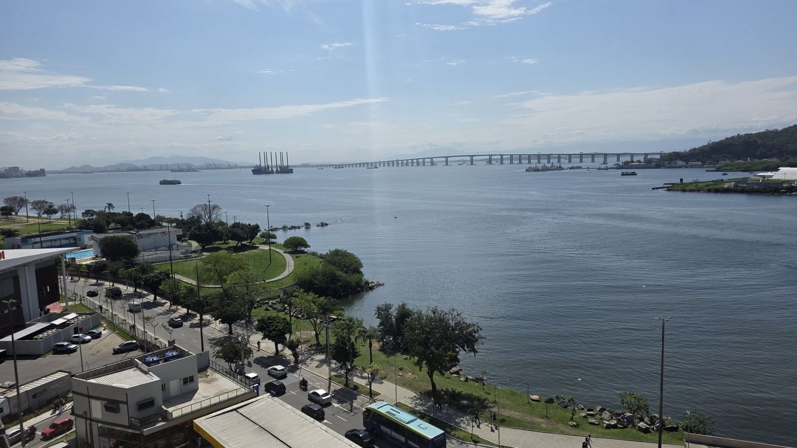Baía de Guanabara e Ponte Rio-Niterói vistas do consultório da Psicoleve